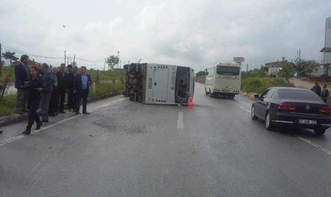 Üniversite öğrencilerini taşıyan minibüs devrildi: 25 yaralı