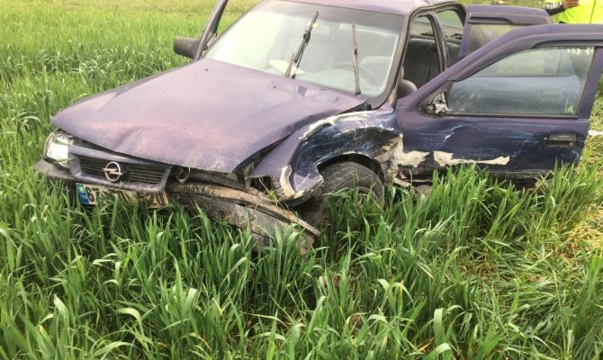 Çarpışan iki otomobilden biri araziye uçtu: 6 yaralı