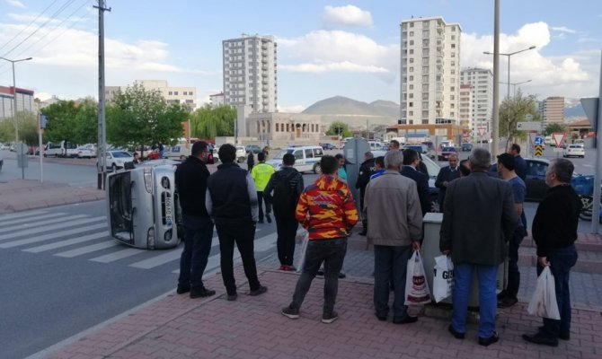 Yan yatan kamyonetten yaralıları böyle çıkardılar