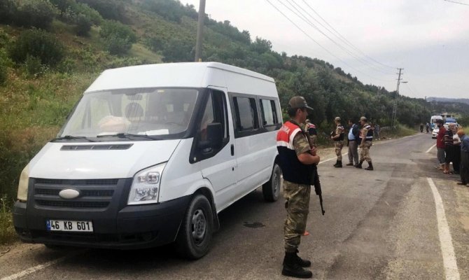 Kahramanmaraş'ta lastiği patlayan okul servisi elektrik direğine çarptı