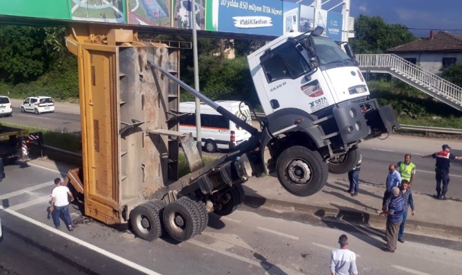 Damperi açılan kamyon üst geçitte asılı kaldı