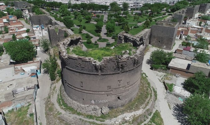 Tarihi surlar ilgisizlikten dökülüyor