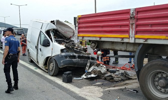 Otobanda 4 araç birbirine girdi:1 ölü