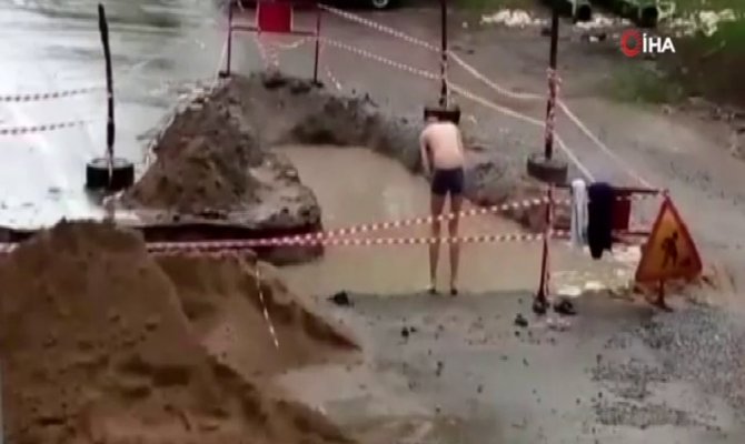 Rus gençten yaşadığı kentin belediyesine ilginç protesto