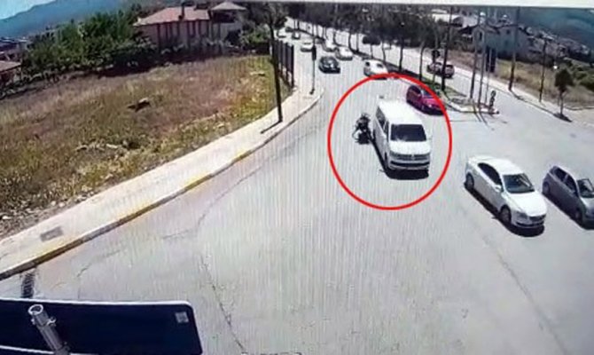 Minibüs motosiklete çarptı ardına bile bakmadan kaçtı