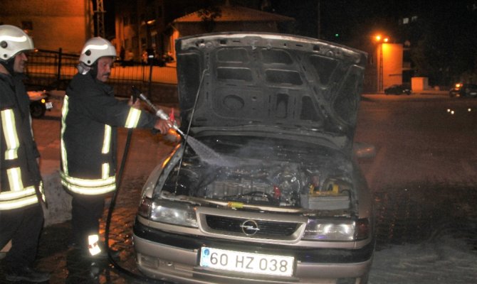 Seyir halindeki otomobil alev aldı