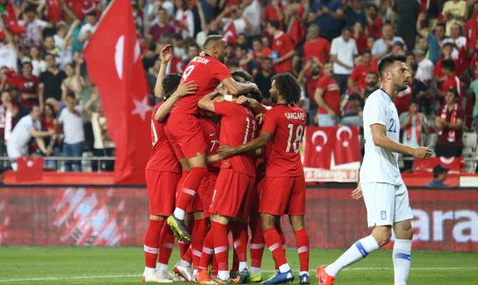 Türkiye Yunanistan'ı 2 golle geçti