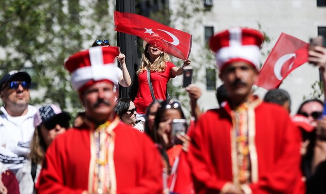 New York'ta bu yaz her yer kırmızı beyaza büründü