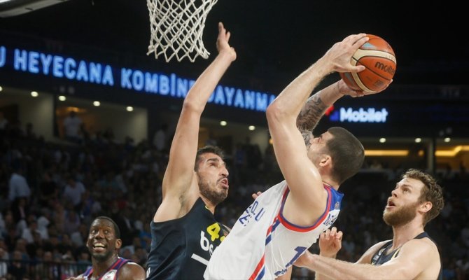 Anadolu Efes şampiyonluğa bir adım uzakta