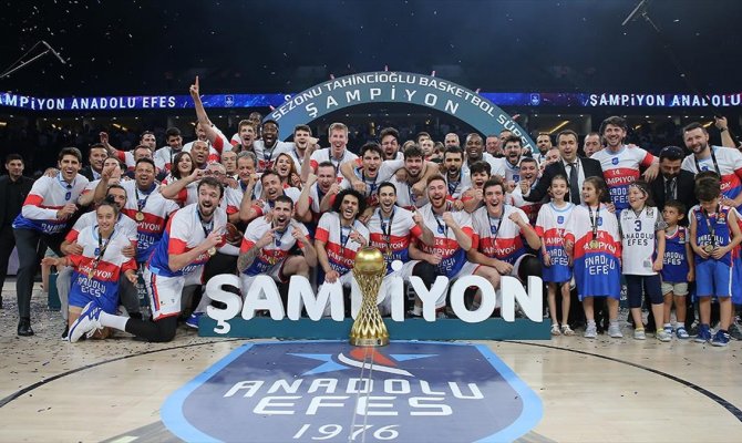 Anadolu Efes sezona damga vurdu