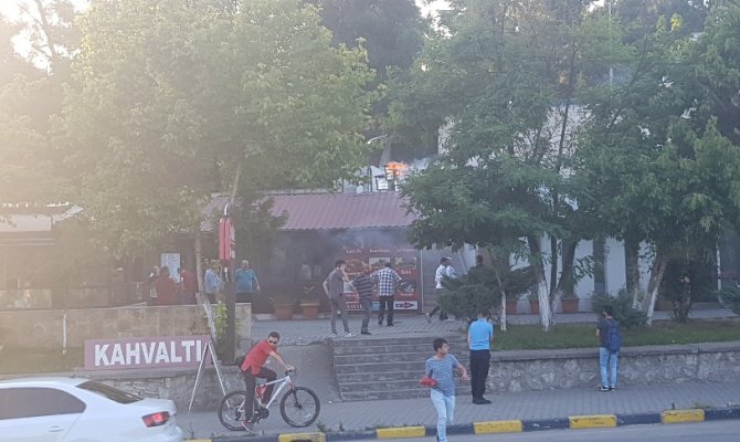 Lokantada yangın çıktı, onlar yemeklerine devam etti