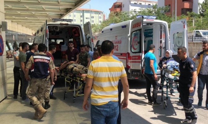 Siirt’te askeri zırhlı aracın geçişi sırasında patlama: 2 asker yaralı