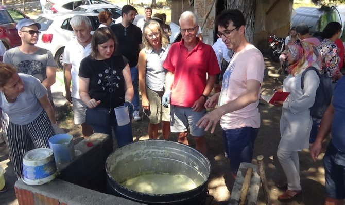 Alman turistler geleneksel zeytinyağı sabunu yapmayı öğrendiler