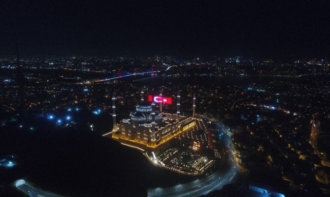 Çamlıca Camii’nde 15 Temmuz’a özel dev led Türk Bayrağı