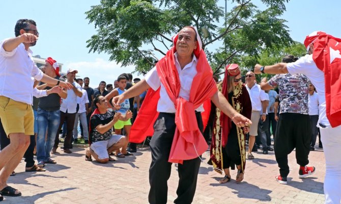 Turistler otelden çıkmayınca esnaf, otellerin önünde göbek attı, halay çekti