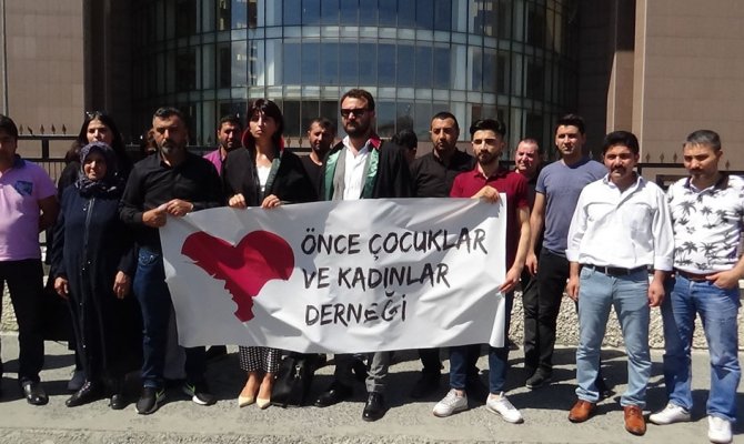 Eşini ve kayınbiraderini öldüren zanlının yargılanmasına başlandı