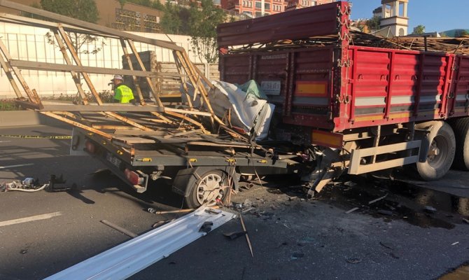 Başkent’te kamyonet, önündeki tıra ok gibi saplandı: 1 ölü