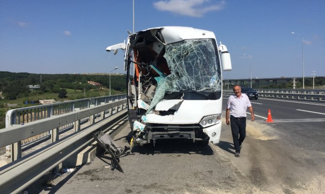 Havalimanı işçilerini taşıyan midibüs kaza yaptı: 12 yaralı