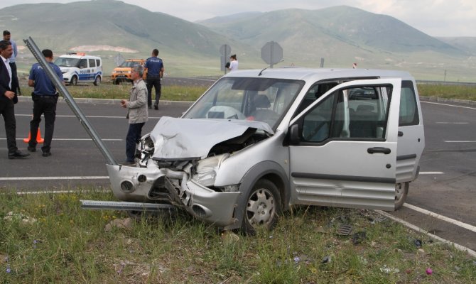 Ardahan’da kamyonet ile otomobil çarpıştı: 8 yaralı