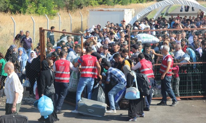 Sınır kapısında 40 derece sıcakta Suriyeli izdihamı