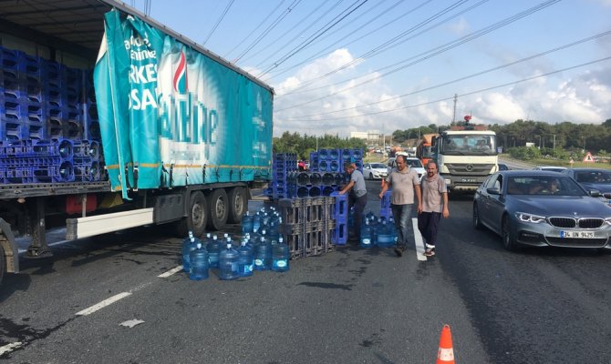 Su damacanaları yola döküldü, kazalar art arda geldi