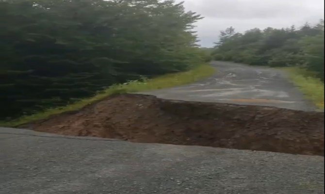 Kanada’da sel nedeniyle yol çöktü