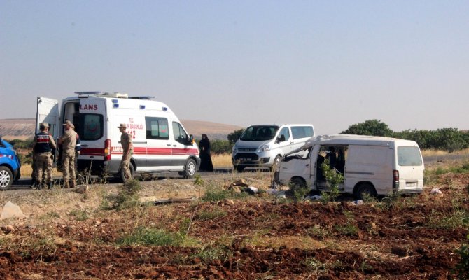 Tarım işçisi göçmenleri taşıyan minibüs devrildi: 2 ölü, 20 yaralı