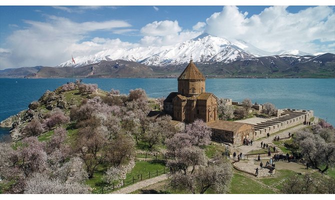 Hoşgörü adası Akdamar'da ayin hazırlığı