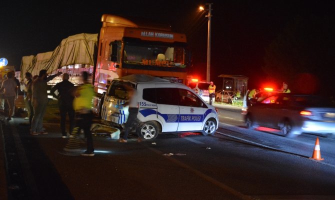 Polis aracı ile tır çarpıştı: 1 polis yaralandı