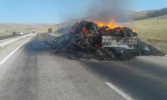 Hareket halindeki tırın kasası alev aldı