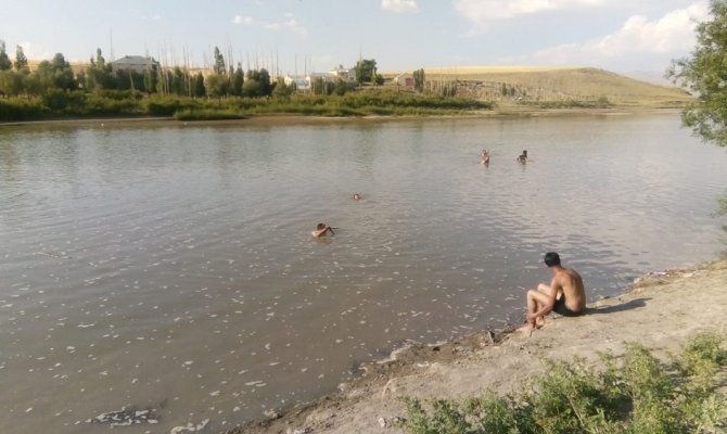 Serinlemek için nehre giren çocuklardan 3’ü hayatını kaybetti