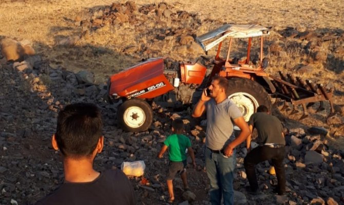 Devrilen traktörün sürücüsü hayatını kaybetti