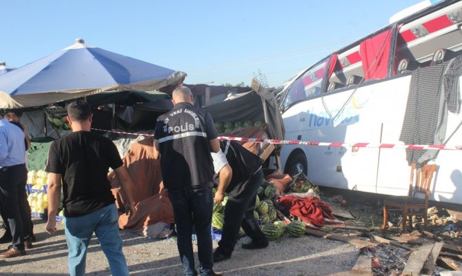 Yolcu taşıyan otobüs elektrik diğerine çarptı: 1 ölü, 8 yaralı