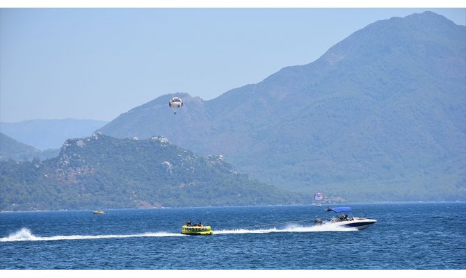 Ege ile Akdeniz yerli ve yabancı turistle 'bayram' ediyor