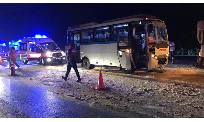 Manisa'da zincirleme trafik kazası: 23 yaralı