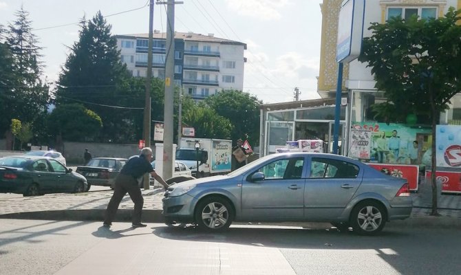 El freni çekilmeyen araç hareket edince önüne geçip eliyle durdurdu