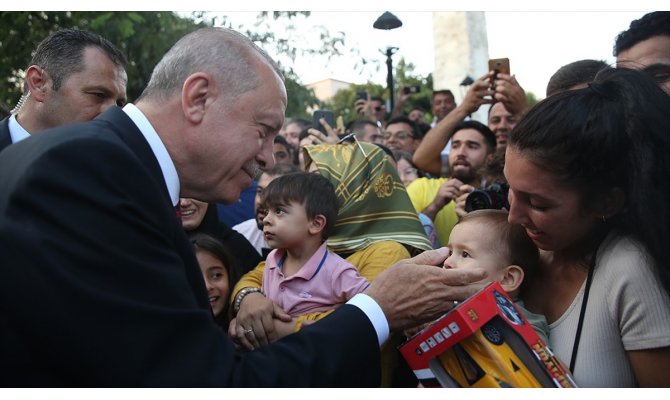 Cumhurbaşkanı Erdoğan Sultanahmet'te vatandaşlarla buluştu