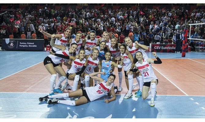 A Milli Kadın Voleybol Takımı Avrupa Şampiyonasına galibiyetle başladı