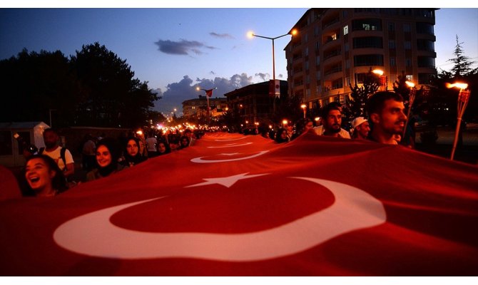 1071 metrekare Türk bayrağıyla "fener alayı"