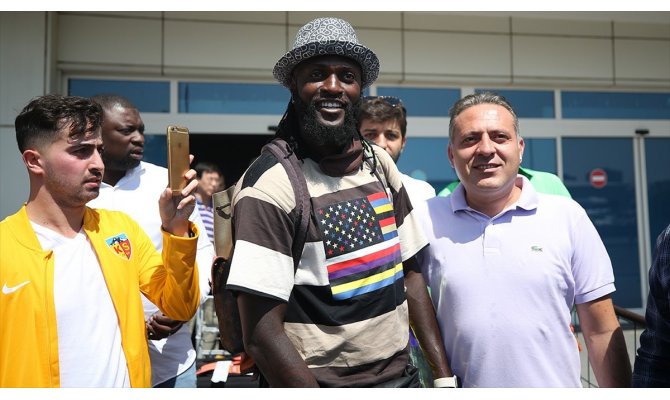 Adebayor Kayseri'ye geldi