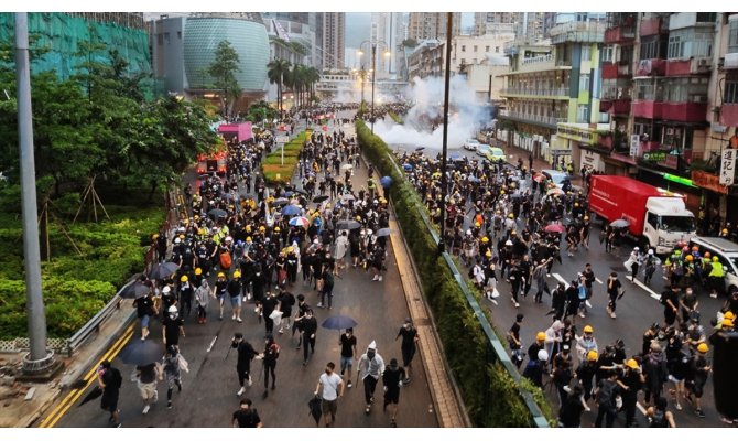 Hong Kong'da maskeli protestocuları ifşa edene ödül vaadi