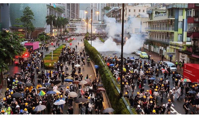 Hong Kong'da protestocuların liderlerine gözaltı