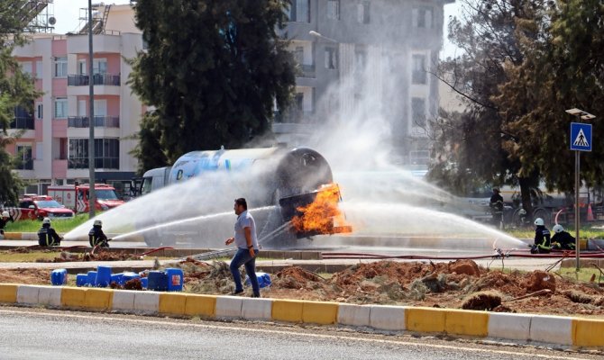 Antalya’da LPG tankeri 7,5 saattir yanıyor