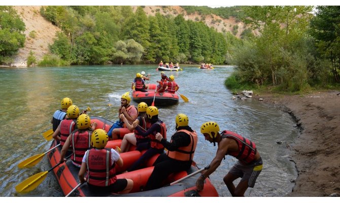 Tur firmaları kafilelerle Tunceli'ye yolcu taşıyor