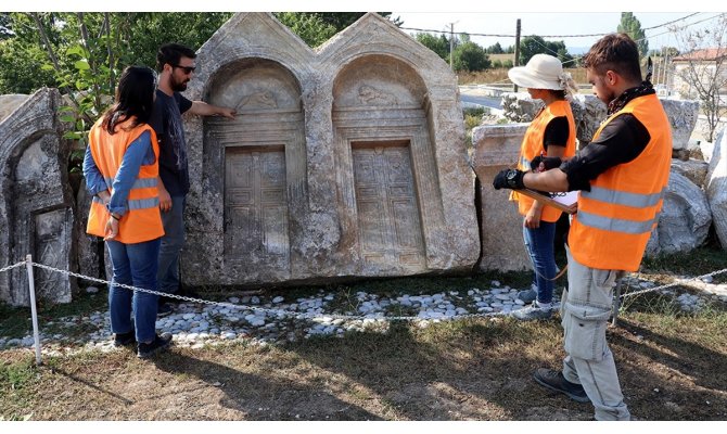 Romalılar acılarını şiirlerle mezar taşlarına kazımış