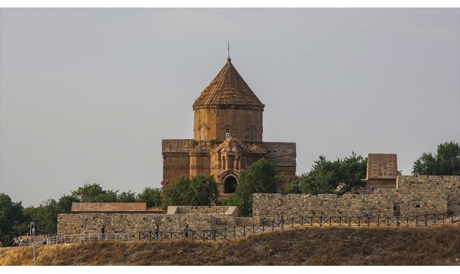 Yerli ve yabancı turistlerin uğrak mekanı: Akdamar