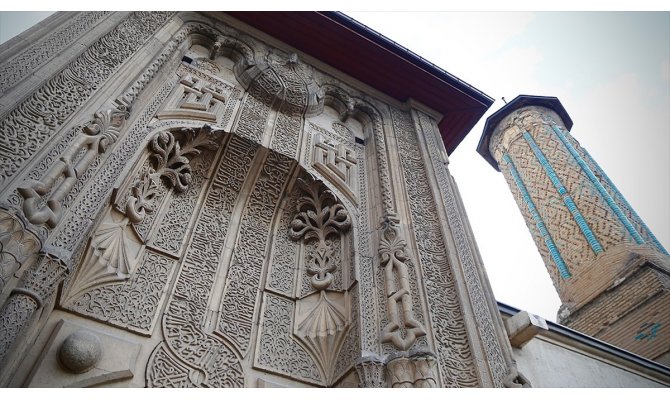 İnce Minareli Medrese mimarisiyle ziyaretçilerini cezbediyor