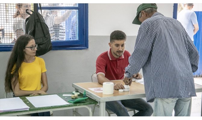 Tunus'ta seçimin ikinci turu 'Anayasa Profesörü ve tutuklu medya patronunun'