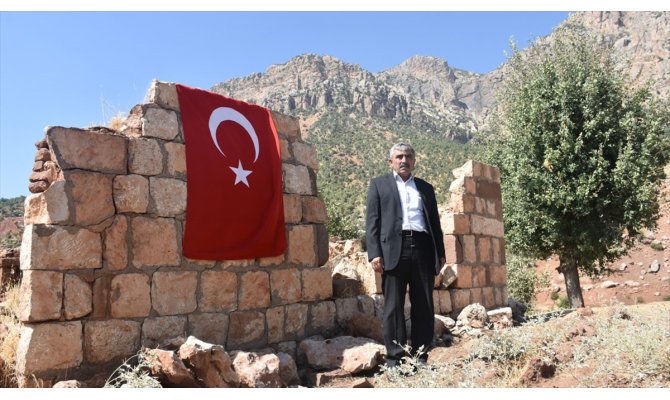 PKK'nın katlettiği yakınlarını Türk bayrağı asarak anıyor