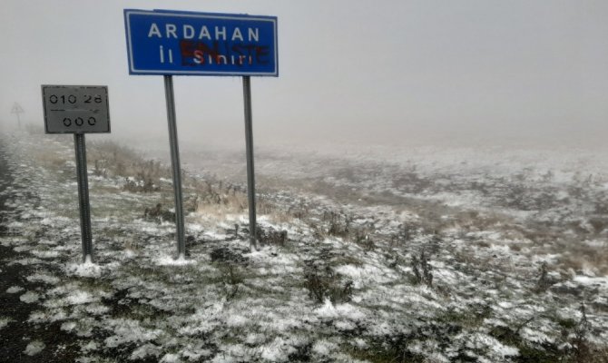 Ardahan’a mevsimin ilk karı düştü